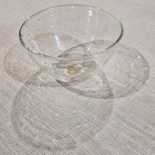 Small bowl with bubble trap and shadows