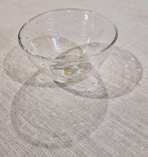 Small bowl with bubble trap and shadows