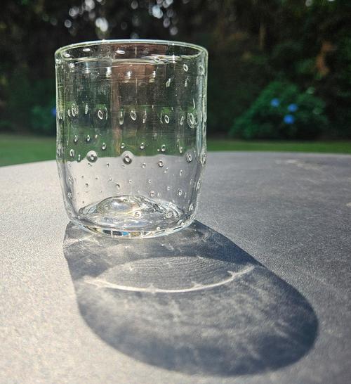 Glass with crinkled texture